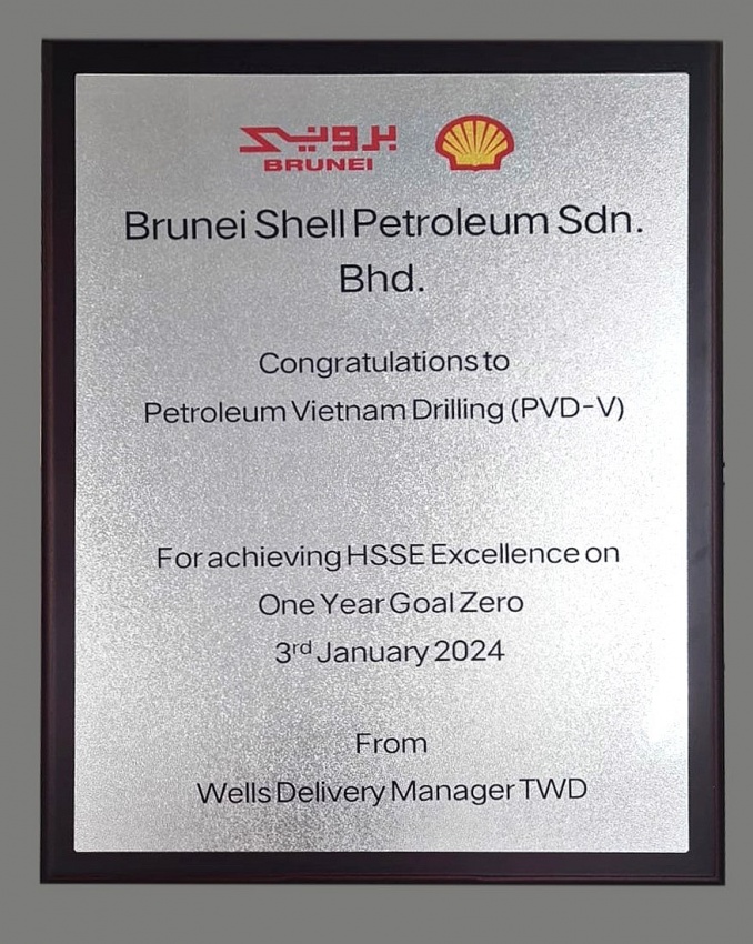 Biểu trưng ghi nhận thành tích Giàn khoan PV DRILLING V được bình chọn là “Giàn khoan của năm” tại Brunei
