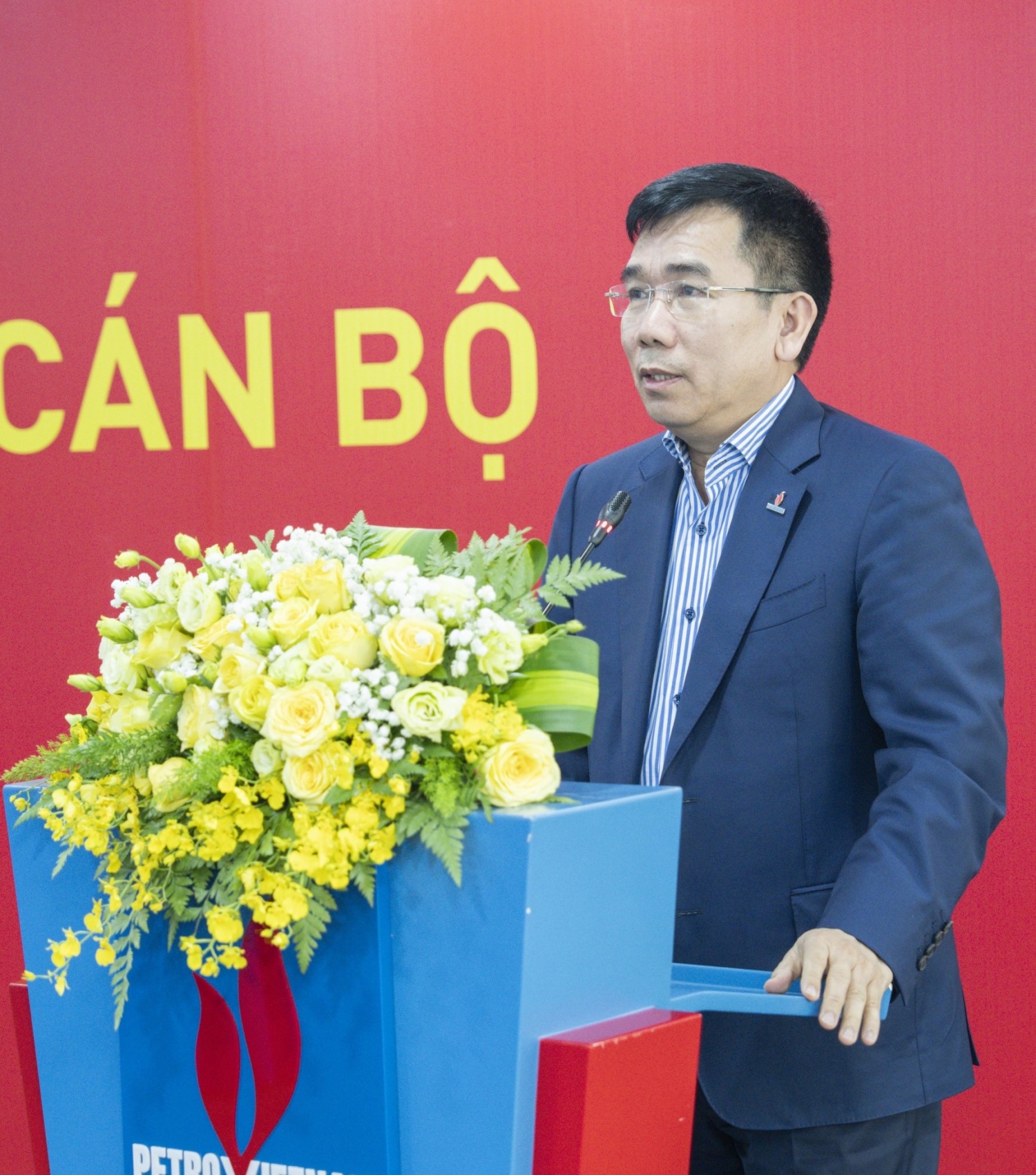 Đồng chí Lê Xuân Huyên – Phó Tổng Giám đốc phụ trách Ban Điều hành Tập đoàn phát biểu tại buổi lễ Đồng chí Lê Xuân Huyên – Phó Tổng Giám đốc phụ trách Ban Điều hành Tập đoàn phát biểu tại buổi lễ