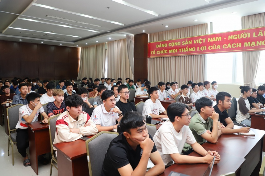 PVU tổ chức nói chuyện chuyên đề về “Những thử thách và giải pháp về an toàn và quy trình sản xuất”