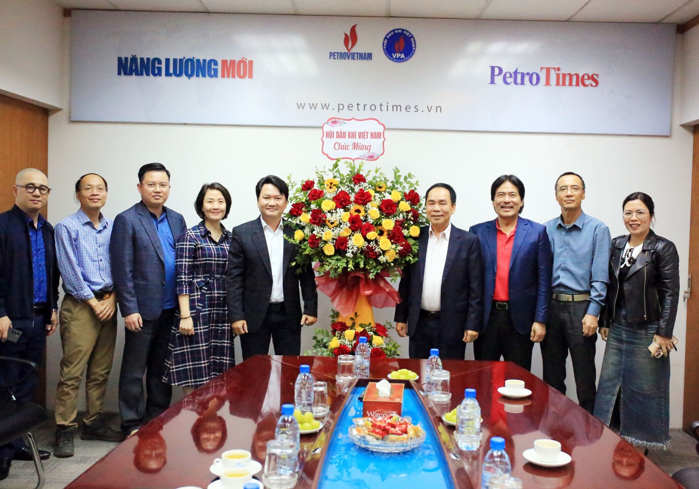 Lãnh đạo Hội Dầu khí Việt Nam tặng hoa chúc mừng Tạp chí Năng lượng Mới - PetroTimes Lãnh đạo Hội Dầu khí Việt Nam tặng hoa chúc mừng Tạp chí Năng lượng Mới - PetroTimes
