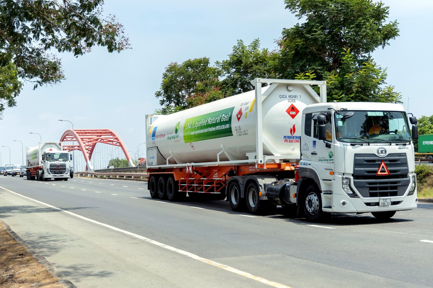 Những chuyến xe bồn LNG đầu tiên đã chính thức cung cấp LNG cho sản xuất công nghiệp Những chuyến xe bồn LNG đầu tiên đã chính thức cung cấp LNG cho sản xuất công nghiệp