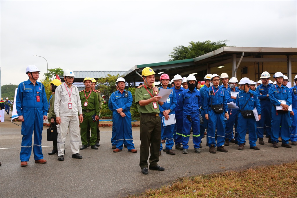 Công an tỉnh Quảng Ngãi phổ biến các quy định đảm bảo an ninh trật tự, an toàn trong BDTT lần 5 NMLD Dung Quất Công an tỉnh Quảng Ngãi phổ biến các quy định đảm bảo an ninh trật tự, an toàn trong BDTT lần 5 NMLD Dung Quất