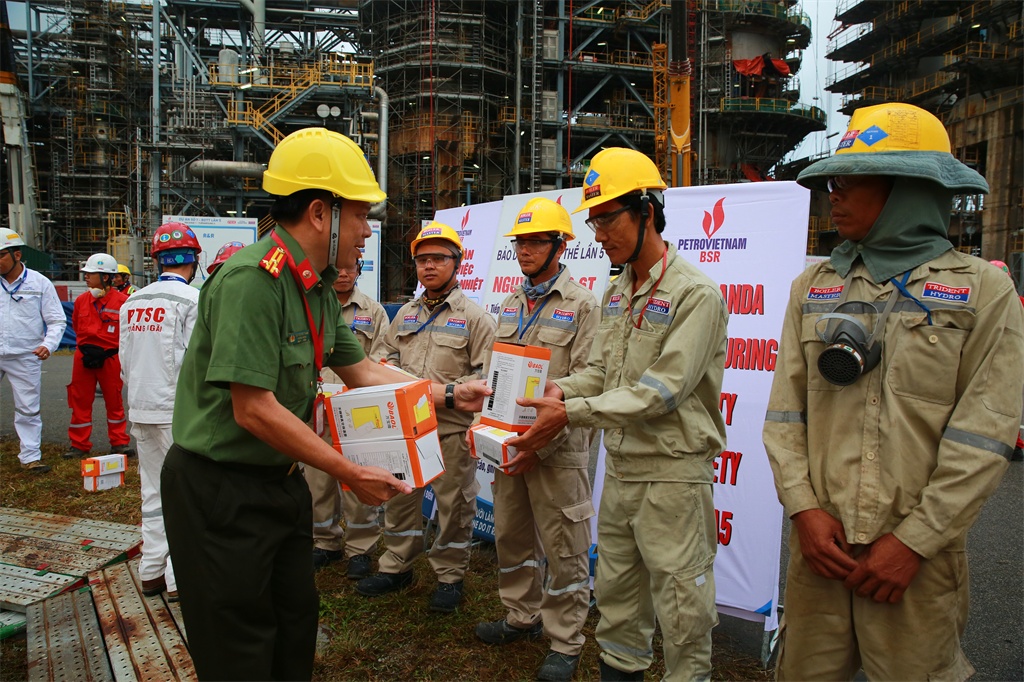 Công an tỉnh Quảng Ngãi phổ biến các quy định đảm bảo an ninh trật tự, an toàn trong BDTT lần 5 NMLD Dung Quất Công an tỉnh Quảng Ngãi phổ biến các quy định đảm bảo an ninh trật tự, an toàn trong BDTT lần 5 NMLD Dung Quất