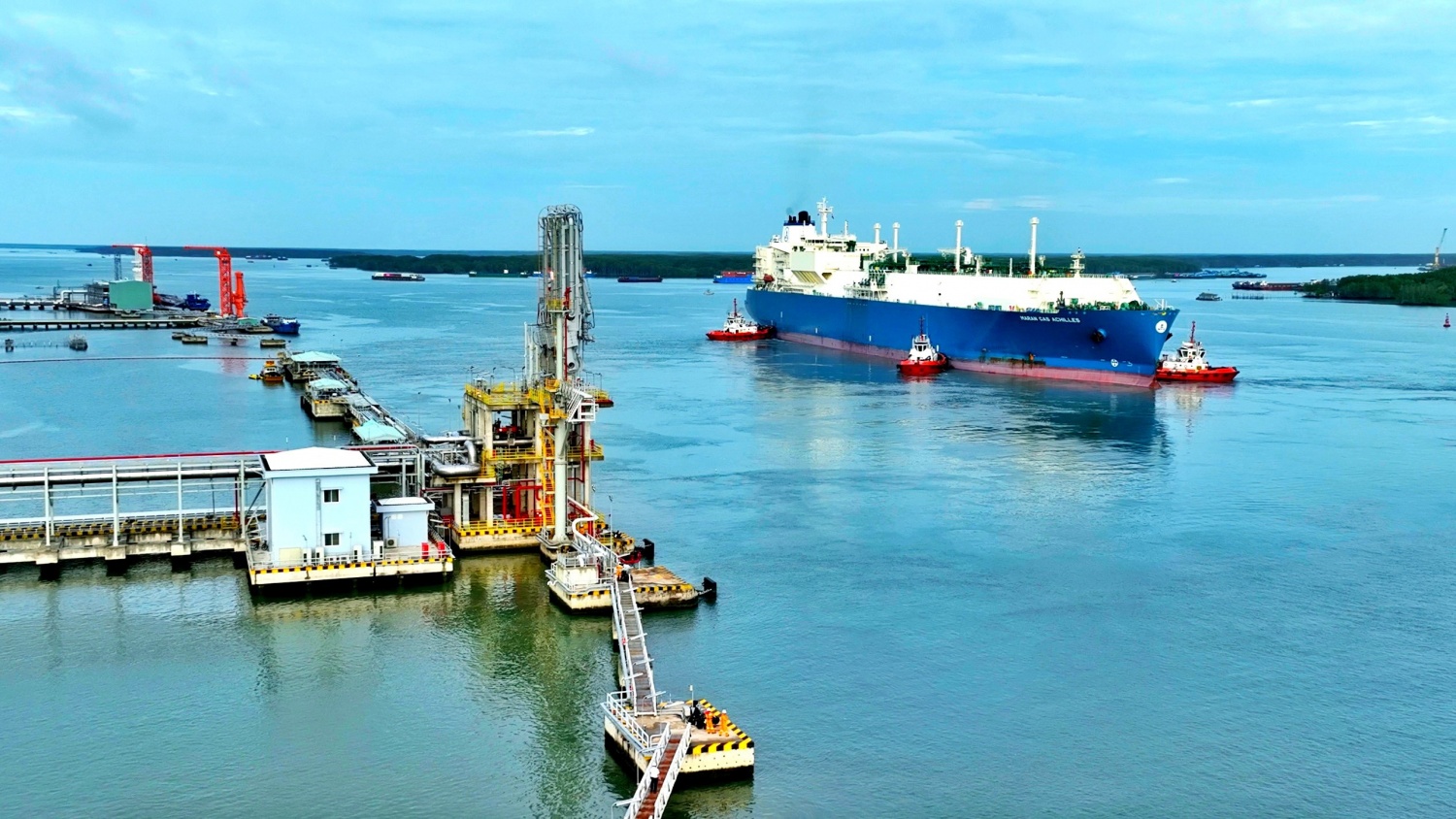 Hình 2: Tàu chở LNG nhập khẩu cập cảng Thị Vải, Bà Rịa – Vũng Tàu năm 2023 Hình 2: Tàu chở LNG nhập khẩu cập cảng Thị Vải, Bà Rịa – Vũng Tàu năm 2023