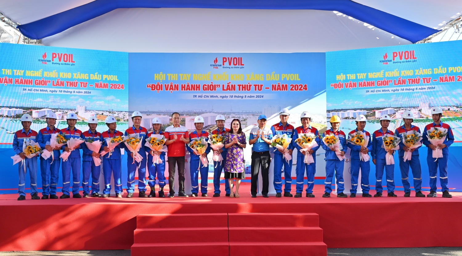 Bà Nghiêm Thùy Lan – Chủ tịch Công đoàn Dầu khí Việt Nam, ông Cao Hoài Dương – Bí thư Đảng ủy, Chủ tịch HĐQT PVOIL và ông Đoàn Văn Nhuộm – Phó Bí thư Đảng ủy, Tổng Giám đốc PVOIL tặng hoa cho 16 đội thi Bà Nghiêm Thùy Lan – Chủ tịch Công đoàn Dầu khí Việt Nam, ông Cao Hoài Dương – Bí thư Đảng ủy, Chủ tịch HĐQT PVOIL và ông Đoàn Văn Nhuộm – Phó Bí thư Đảng ủy, Tổng Giám đốc PVOIL tặng hoa cho 16 đội thi