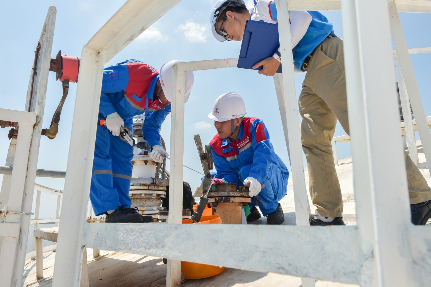 Các đội thực hiện phần thi thực hành chuyển bể Các đội thực hiện phần thi thực hành chuyển bể