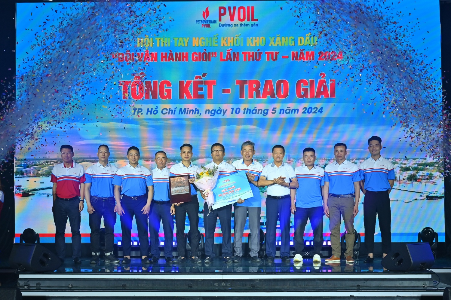 Ông Đoàn Văn Nhuộm – Tổng Giám đốc Tổng công ty và ông Nguyễn Tuấn Tú – Trưởng ban tổ chức Hội thi trao giải cho đội đạt Giải Nhất (PVOIL Vũng Áng) Ông Đoàn Văn Nhuộm – Tổng Giám đốc Tổng công ty và ông Nguyễn Tuấn Tú – Trưởng ban tổ chức Hội thi trao giải cho đội đạt Giải Nhất (PVOIL Vũng Áng)