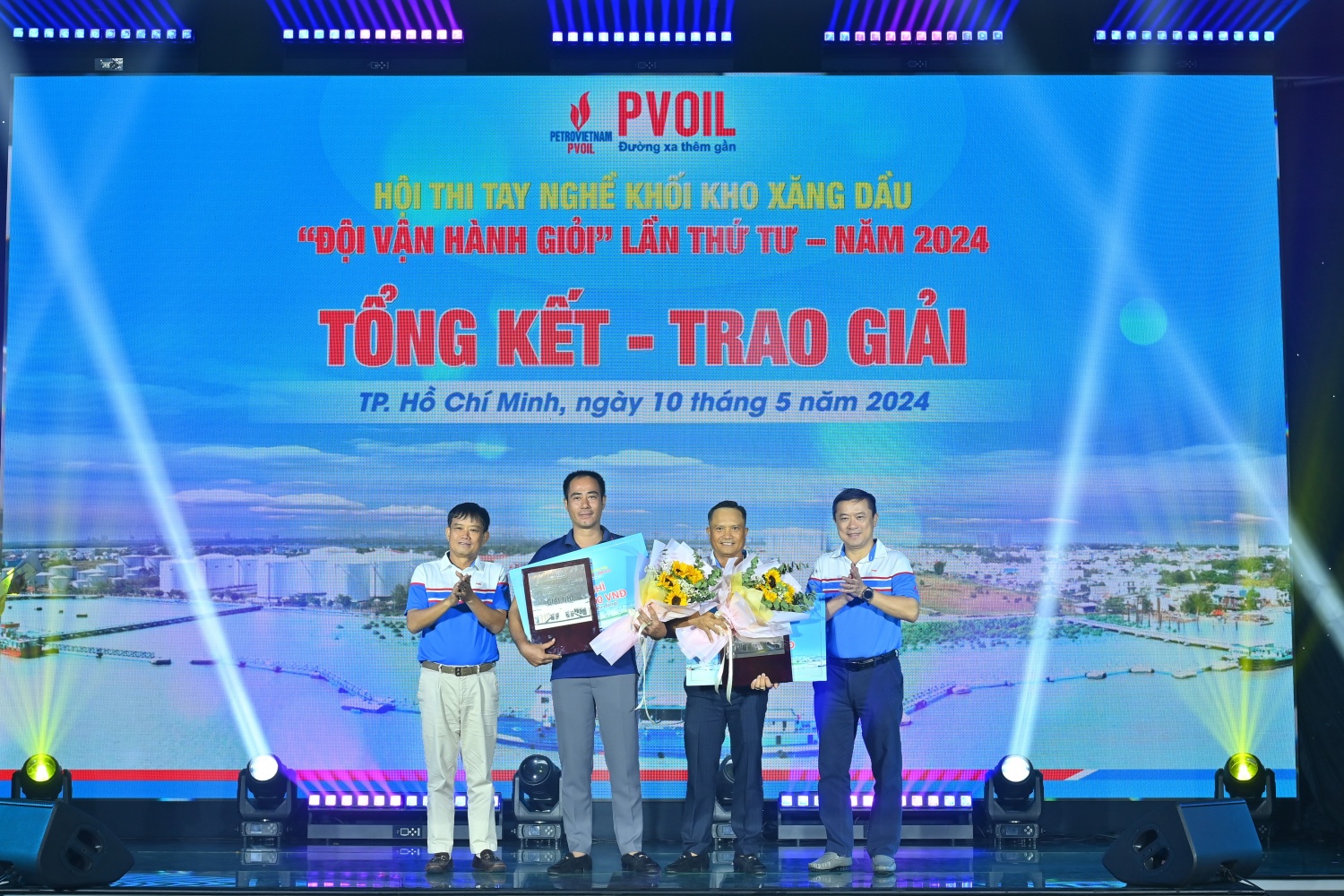 Lãnh đạo Tổng công ty trao giải cho các đội đạt Giải Nhì (PVOIL Tây Ninh, PVOIL Nhà Bè) Lãnh đạo Tổng công ty trao giải cho các đội đạt Giải Nhì (PVOIL Tây Ninh, PVOIL Nhà Bè)