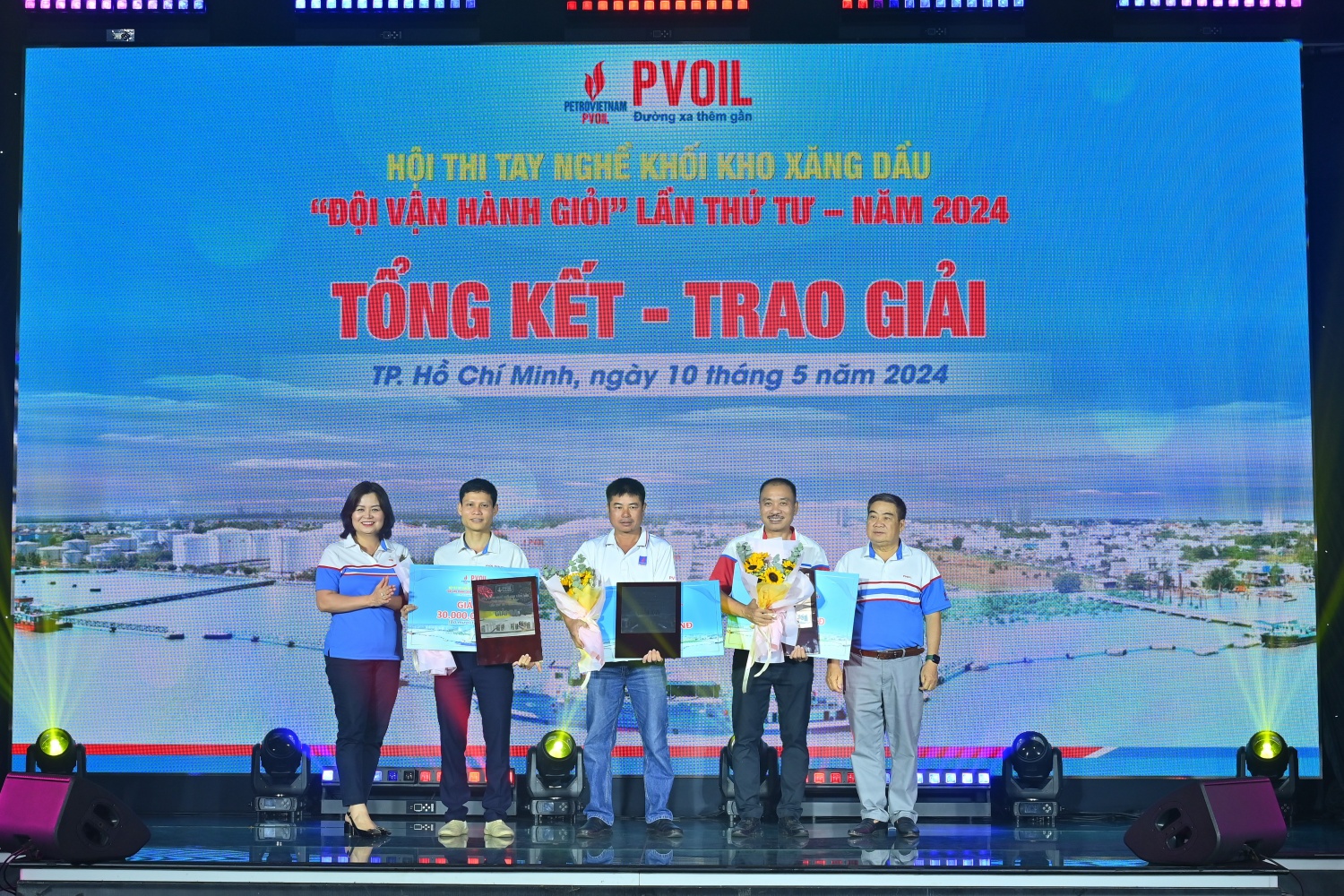 Lãnh đạo Tổng công ty trao giải cho các đội đạt Giải Ba (PVOIL Miền Đông, Liên quân Petromekong và PVOIL Bạc Liêu, Liên quân PVOIL Hà Nội và PVOIL Nam Định) Lãnh đạo Tổng công ty trao giải cho các đội đạt Giải Ba (PVOIL Miền Đông, Liên quân Petromekong và PVOIL Bạc Liêu, Liên quân PVOIL Hà Nội và PVOIL Nam Định)