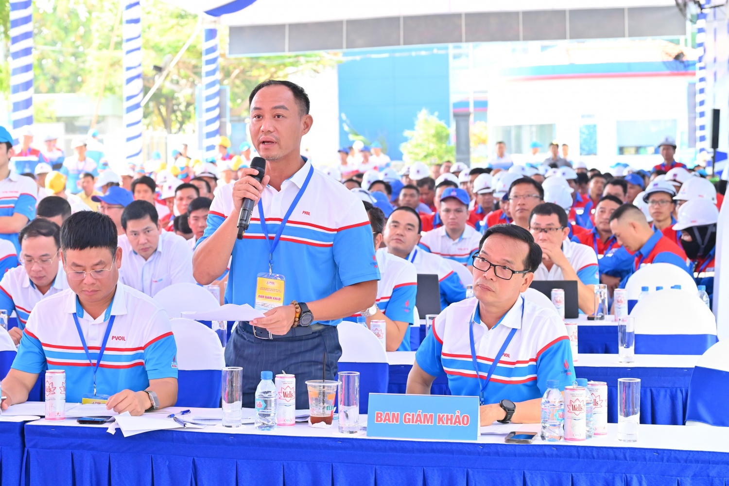 Ban Giám khảo đánh giá phần trình bày của các đội thi lý thuyết Ban Giám khảo đánh giá phần trình bày của các đội thi lý thuyết