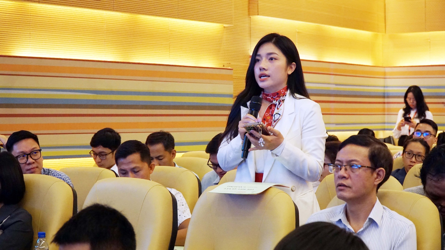 Cổ đông đặt câu hỏi thảo luận Cổ đông đặt câu hỏi thảo luận