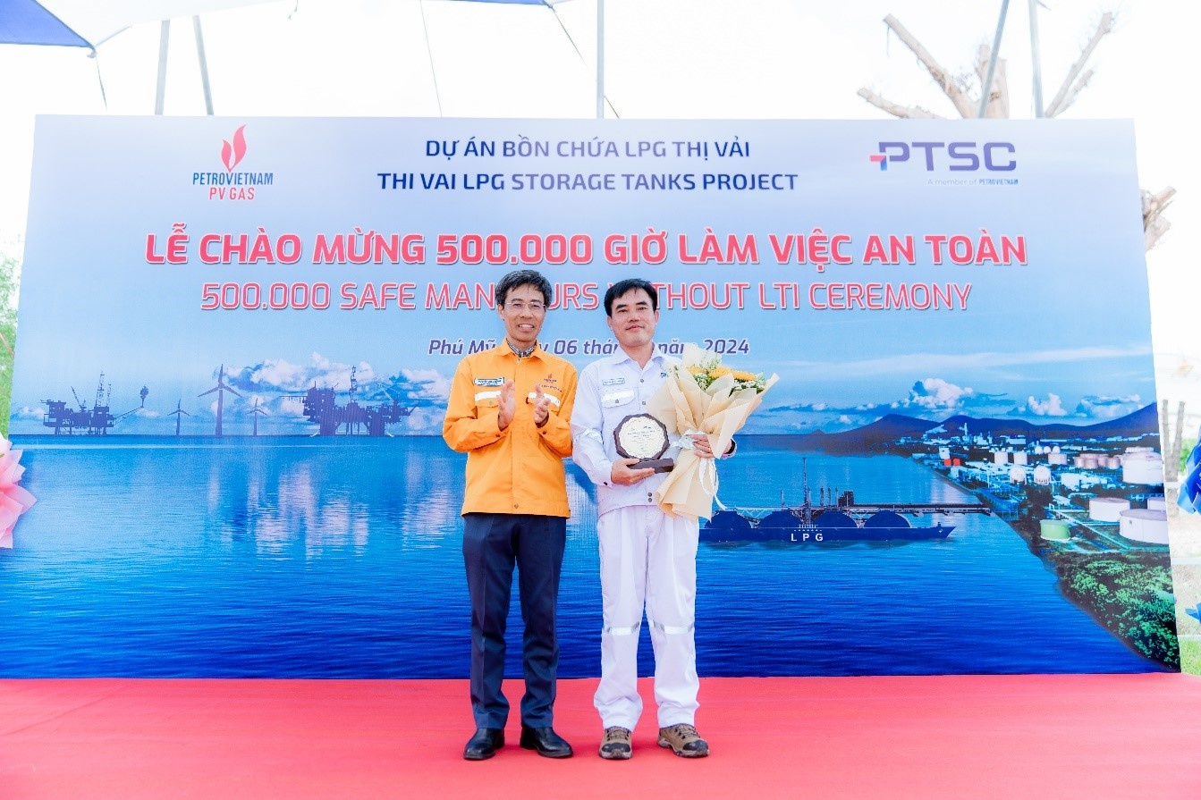 Chủ đầu tư PV GAS trao Kỷ niệm chương Mốc 500.000 giờ làm việc an toàn cho Tổng thầu PTSC Chủ đầu tư PV GAS trao Kỷ niệm chương Mốc 500.000 giờ làm việc an toàn cho Tổng thầu PTSC