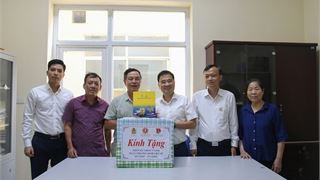 Petrovietnam thăm, tặng quà các nạn nhân chất độc da cam phường Láng Hạ và Thành Công