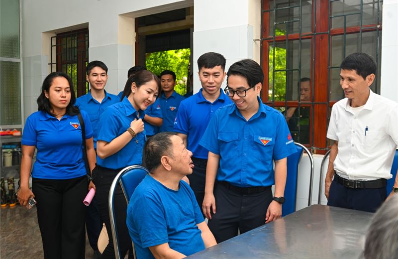 Đoàn Thanh niên Tập đoàn thăm và tặng quà các thương, bệnh binh tại Ninh Bình và Hà Nam