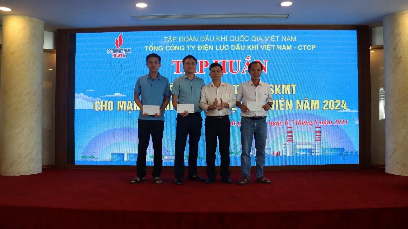 Ông Nguyễn Xuân Hà trao phần thưởng cho học viên có thành tích xuất sắc. Ông Nguyễn Xuân Hà trao phần thưởng cho học viên có thành tích xuất sắc.