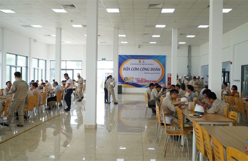 “Bữa cơm Công đoàn” - Ấm lòng người lao động NMNĐ Thái Bình 2