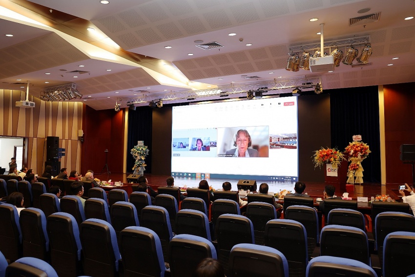 Bà Christine Nagel - TV HĐQT độc lập phát biểu tại Đại hội Bà Christine Nagel - TV HĐQT độc lập phát biểu tại Đại hội