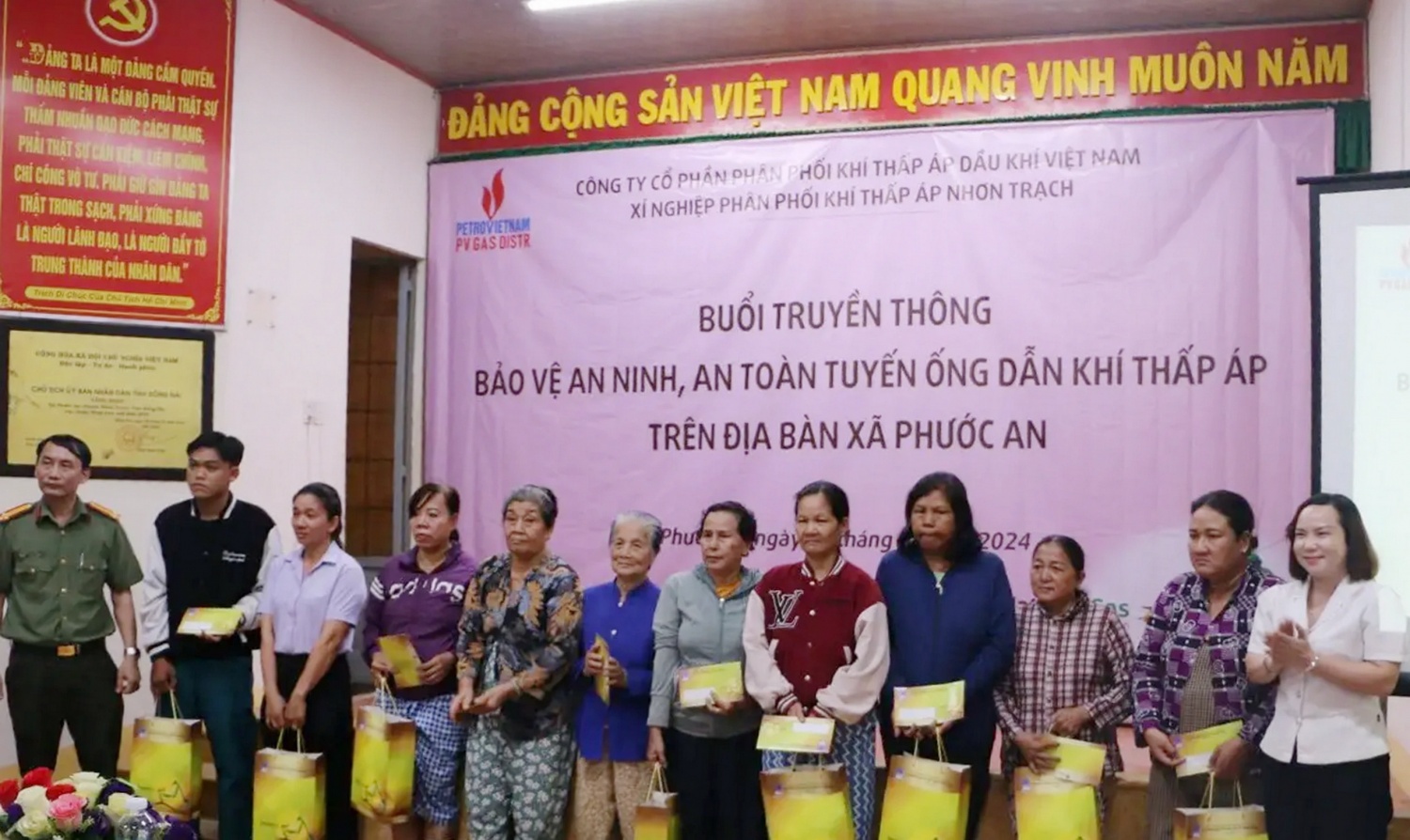 Tặng quà hỗ trợ các gia đình chính sách, có hoàn cảnh khó khăn Tặng quà hỗ trợ các gia đình chính sách, có hoàn cảnh khó khăn