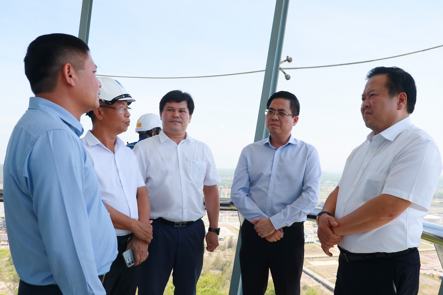 Lãnh đạo UBQLVNN và UBND tỉnh Quảng Ngãi nghe lãnh đạo BSR báo cáo về tình hình sản xuất kinh doanh. Lãnh đạo UBQLVNN và UBND tỉnh Quảng Ngãi nghe lãnh đạo BSR báo cáo về tình hình sản xuất kinh doanh.