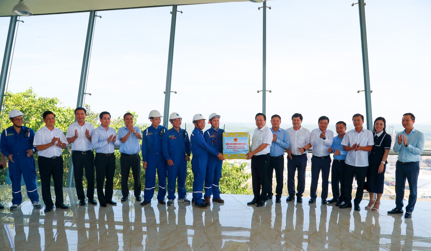 Đoàn công tác của UBQLVNN cũng thăm hỏi, động viên và tặng quà cho NLĐ đang làm việc tại NMLD Dung Quất. Đoàn công tác của UBQLVNN cũng thăm hỏi, động viên và tặng quà cho NLĐ đang làm việc tại NMLD Dung Quất.