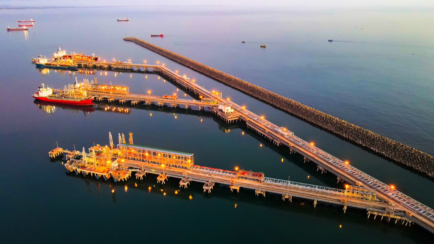 Vai trò của Nhà máy Lọc dầu Dung Quất trong việc đảm bảo an ninh năng lượng quốc gia Vai trò của Nhà máy Lọc dầu Dung Quất trong việc đảm bảo an ninh năng lượng quốc gia