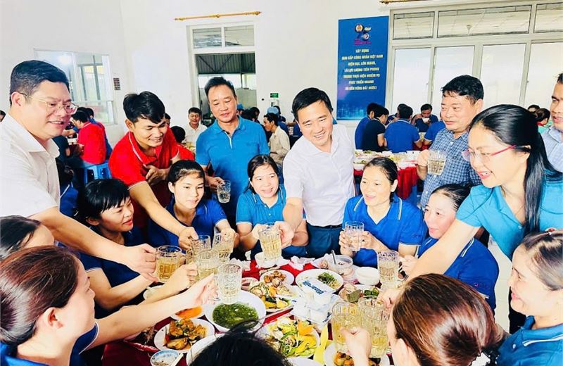 Những “Bữa cơm Công đoàn” ấm tình người Dầu khí