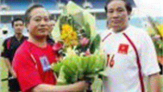 Giao hữu bóng đá giữa đội lãnh đạo Petrovietnam - VFF: Hòa 4-4