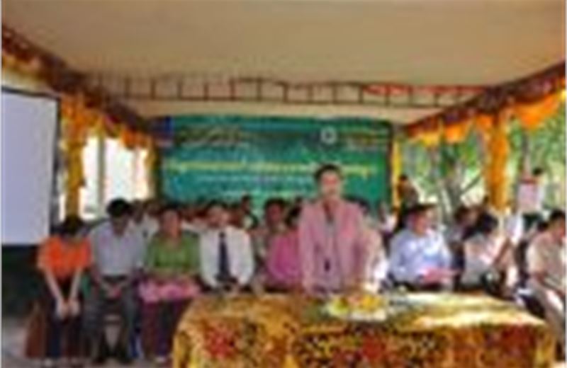 Tổng Công ty Phân bón và Hóa chất Dầu khí trao tặng và hướng dẫn  bà con nông dân nghèo tại Campuchia sử dụng Đạm Phú Mỹ