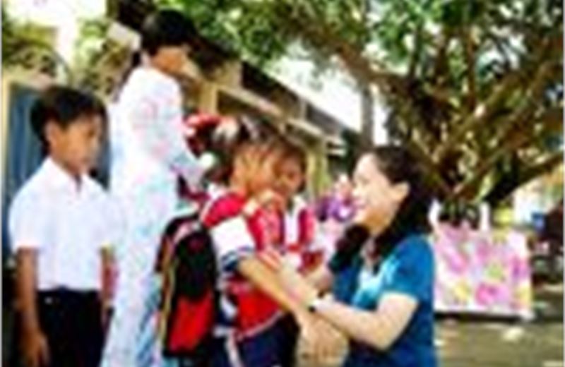 Tặng 5.000 cặp phao cứu sinh cho học sinh vùng lũ ĐBSCL 