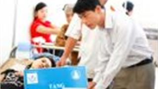 Tặng học bổng cho sinh viên khó khăn
