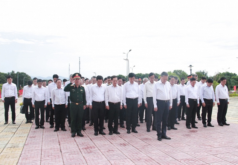 [Chùm ảnh] Tổng Bí thư Tô Lâm dâng hương tại Nghĩa trang Liệt sỹ tỉnh Ninh Thuận