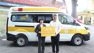 PVcomBank trao tặng xe cứu thương cho Bệnh viện Đa khoa Vân Đình