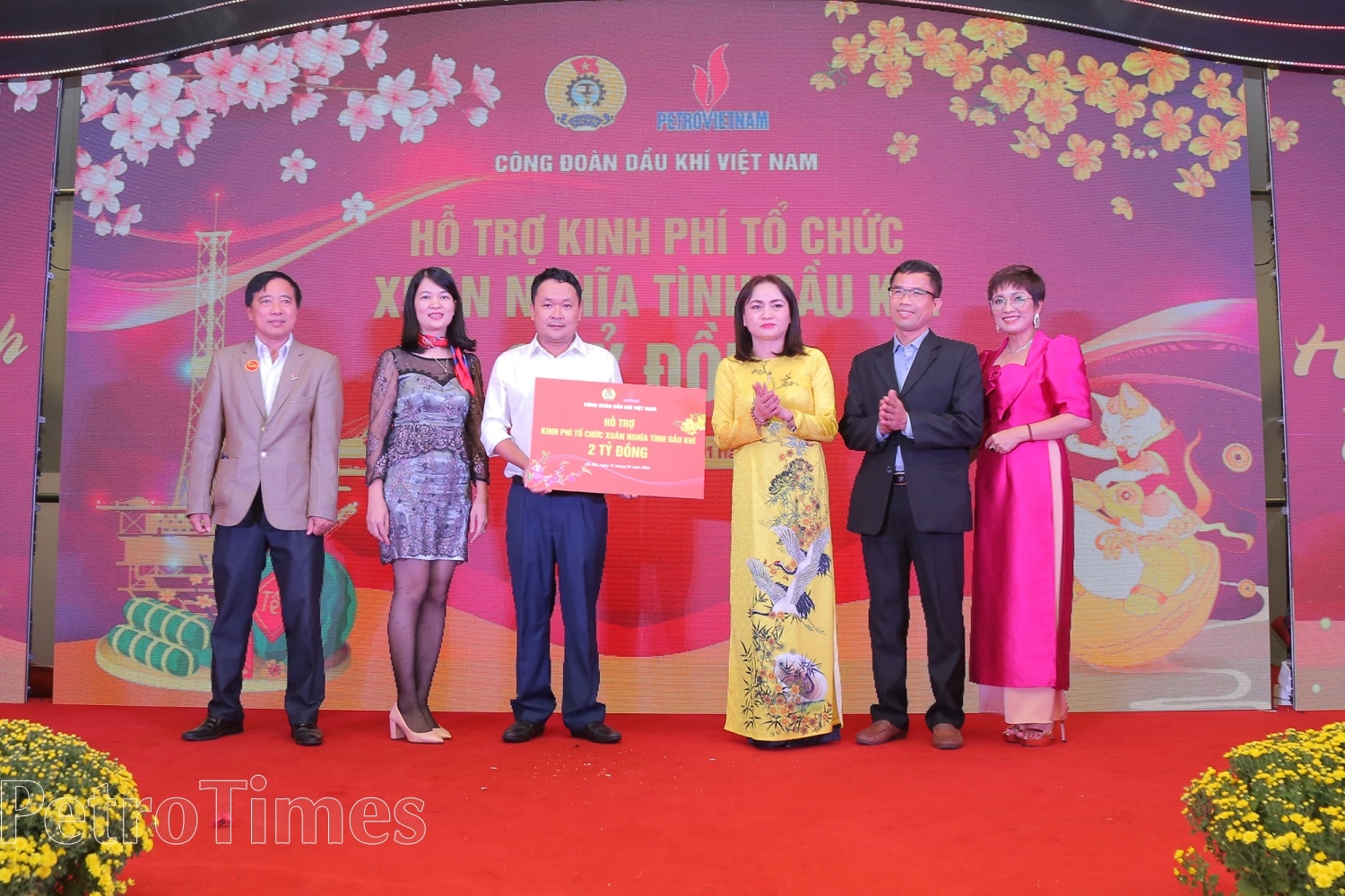 CĐ DKVN trao hỗ trợ công đoàn cơ sở trực thuộc có người lao động khó khăn CĐ DKVN trao hỗ trợ công đoàn cơ sở trực thuộc có người lao động khó khăn