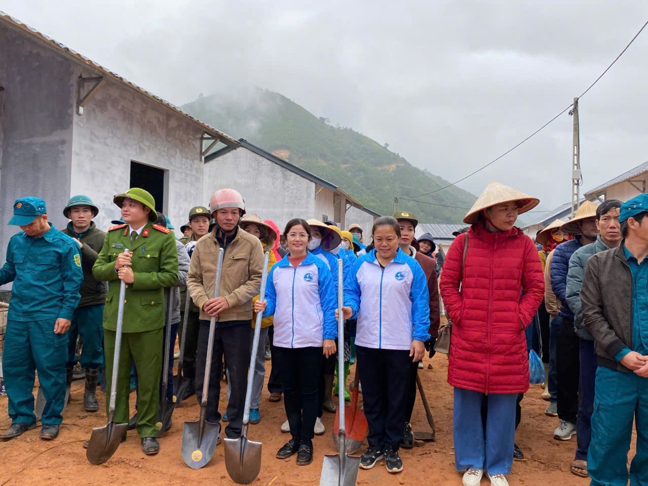 Người dân thôn Kho Vàng chung tay 