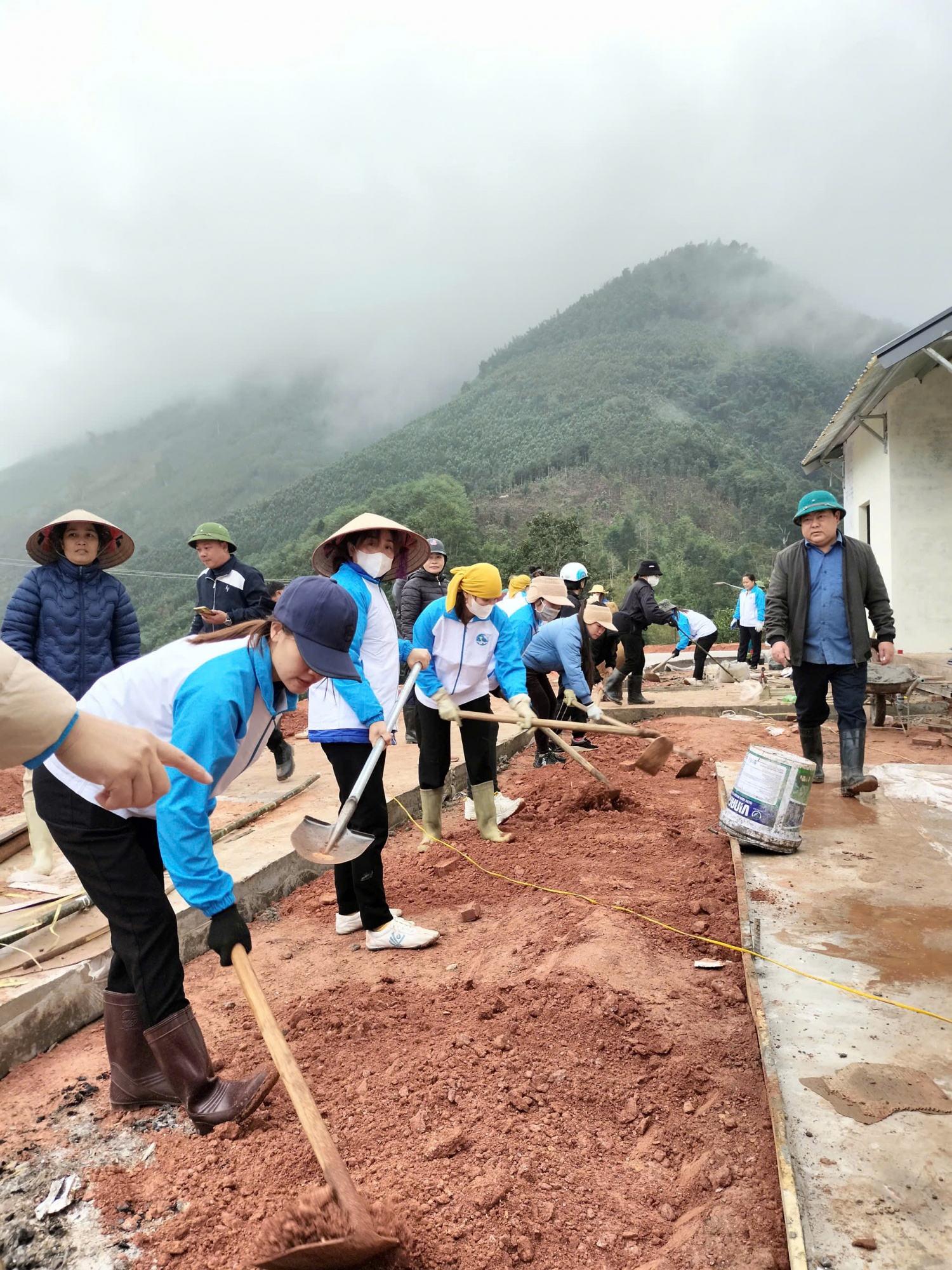 Người dân thôn Kho Vàng chung tay 