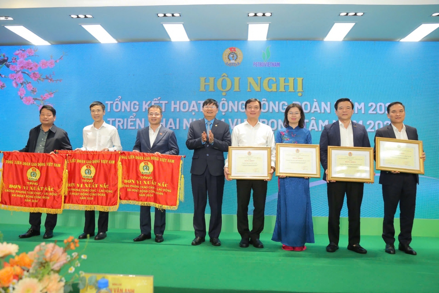 Công đoàn PVEP vinh dự được Tổng Liên đoàn Lao động Việt Nam trao nhận Bằng khen cho các tập thể có thành tích xuất sắc trong phong trào thi đua lao động giỏi và xây dựng tổ chức Công đoàn vững mạnh năm 2024. Công đoàn PVEP vinh dự được Tổng Liên đoàn Lao động Việt Nam trao nhận Bằng khen cho các tập thể có thành tích xuất sắc trong phong trào thi đua lao động giỏi và xây dựng tổ chức Công đoàn vững mạnh năm 2024.