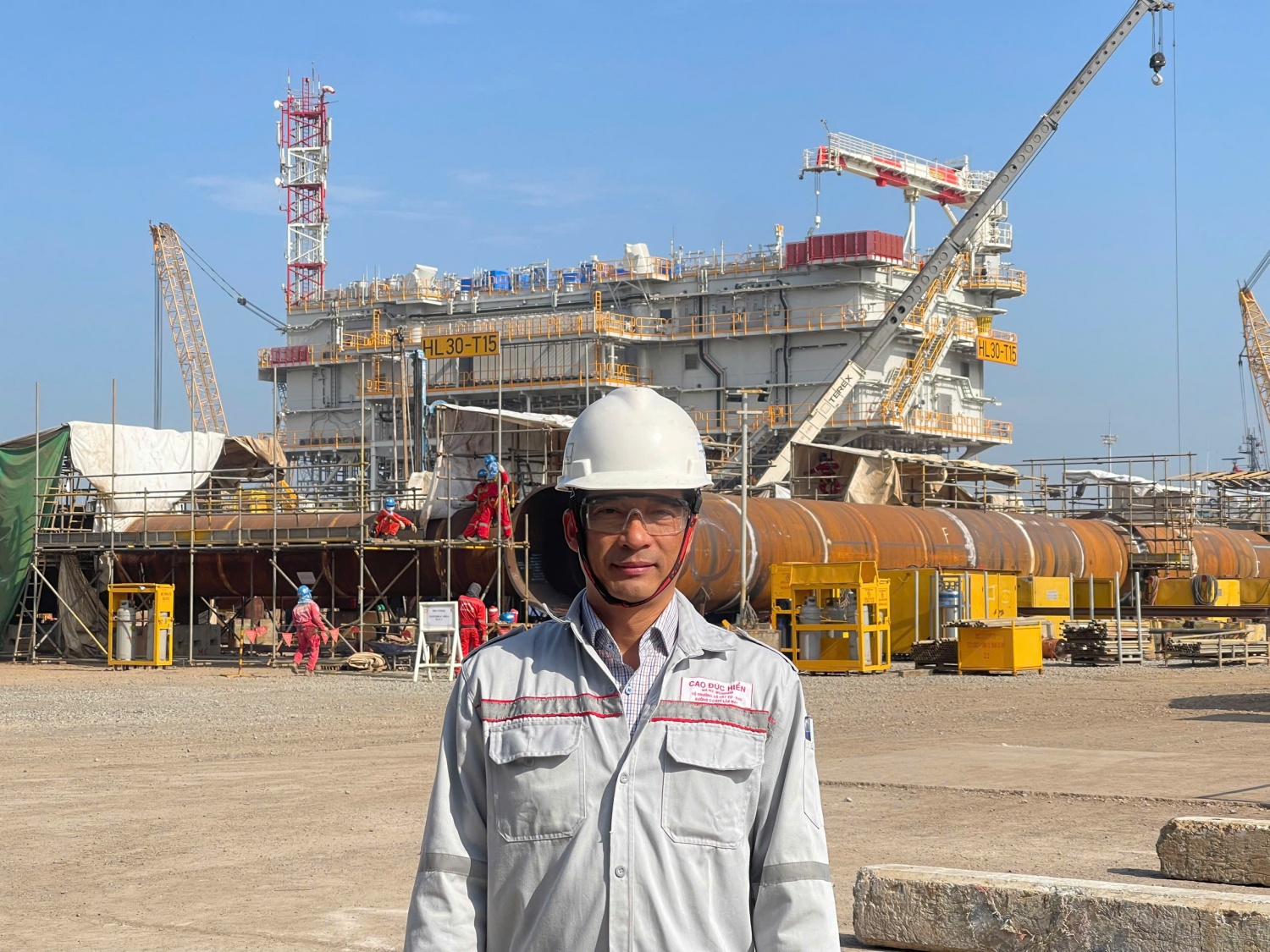 Anh Cao Đức Hiển trước công trường thi công của công ty PTSC M&C.