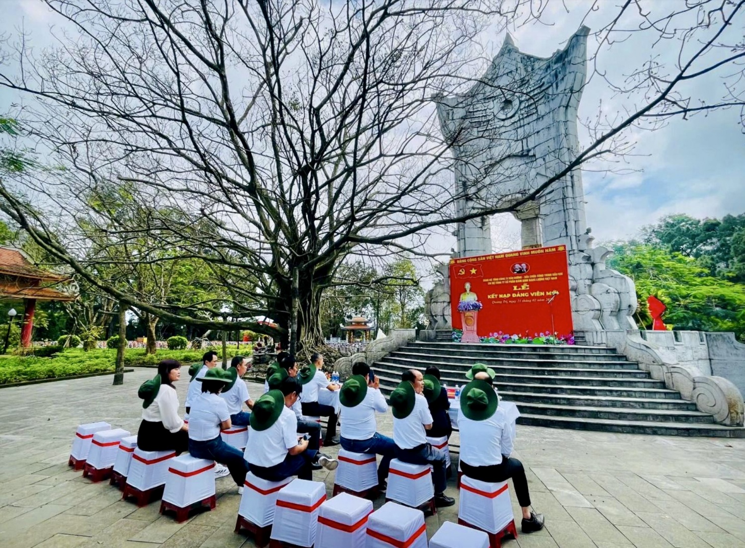 Chi bộ EIC: Lễ kết nạp đảng viên mới đầy ý nghĩa tại Nghĩa trang liệt sĩ Quốc gia Trường Sơn