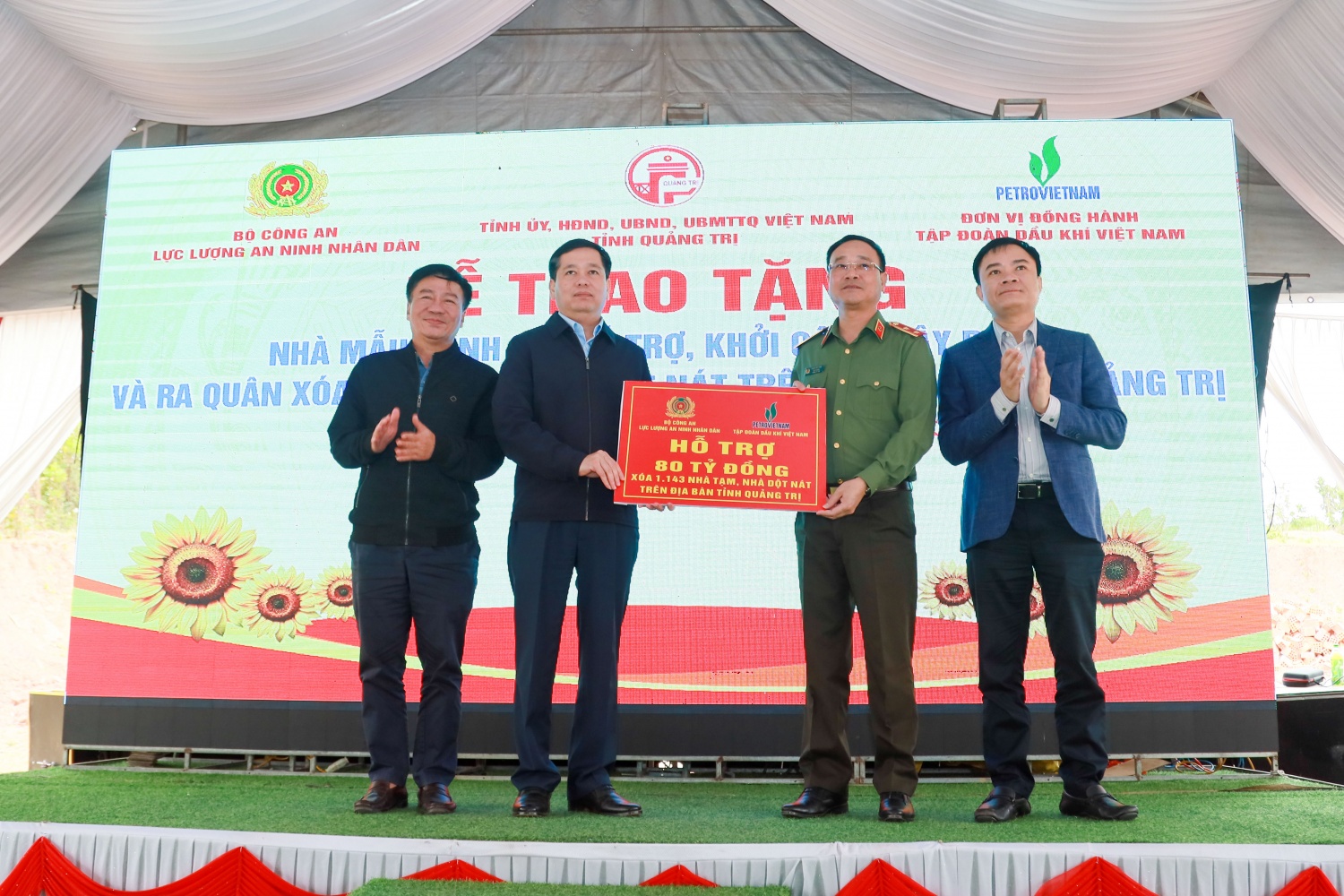 Lãnh đạo Bộ Công an và Petrovietnam trao biển tượng trưng số tiền 80 tỷ đồng cho tỉnh Quảng Trị để xoá 1.143 căn nhà tạm, nhà dột nát trên địa bàn tỉnh. Lãnh đạo Bộ Công an và Petrovietnam trao biển tượng trưng số tiền 80 tỷ đồng cho tỉnh Quảng Trị để xoá 1.143 căn nhà tạm, nhà dột nát trên địa bàn tỉnh.
