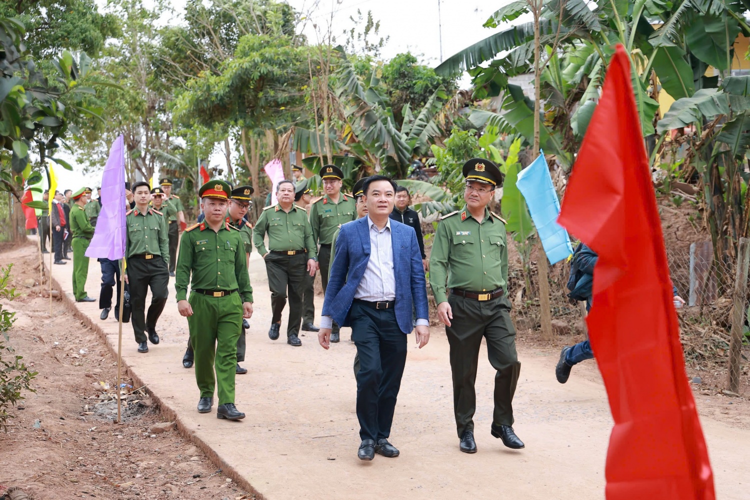 Lãnh đạo Bộ Công an và Tổng Giám đốc Petrovietnam đi thăm hỏi, động viên các hộ gia đình khó khăn tại huyện Hướng Hoá, Quảng Trị. Lãnh đạo Bộ Công an và Tổng Giám đốc Petrovietnam đi thăm hỏi, động viên các hộ gia đình khó khăn tại huyện Hướng Hoá, Quảng Trị.
