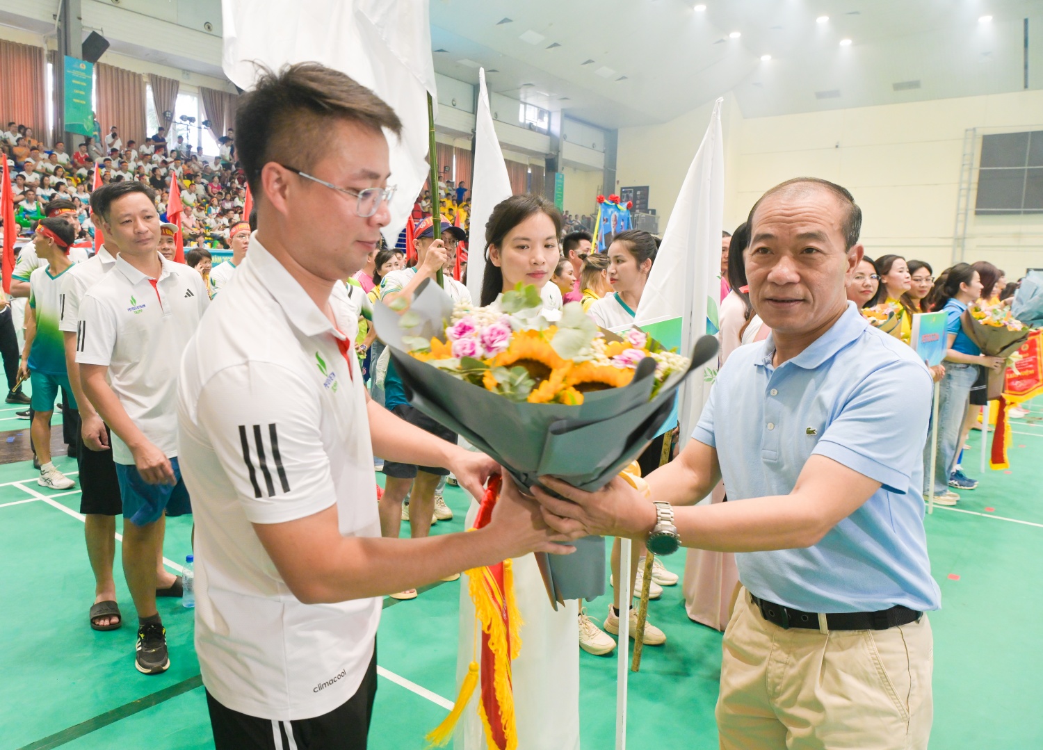 Đồng chí Phạm Quang Dũng, <em>Chánh Văn phòng Đảng ủy, Chủ tịch Hội CCB Tập đoàn </em>tặng cờ lưu niệm và hoa cho các đoàn vận động viên tham dự Hội thao