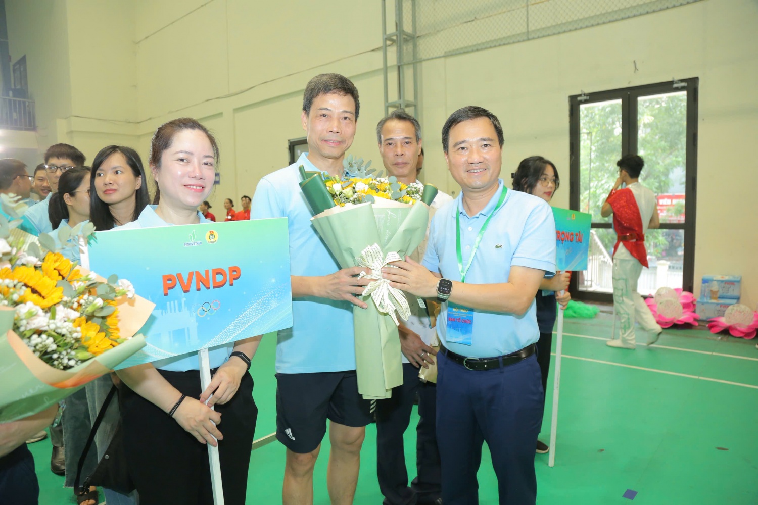 Đồng chí Vũ Anh Tuấn - Phó Chủ tịch CĐ DKVN tặng hoa cho các đoàn vận động viên tham dự Hội thao