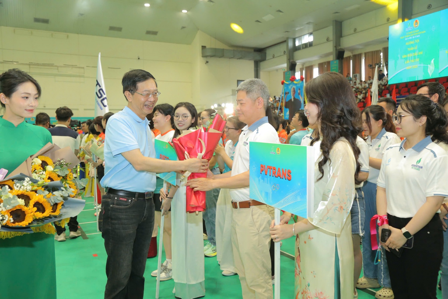 Đồng chí Trần Quang Dũng - Phó Bí thư thường trực Đảng ủy Petrovietnam tặng hoa cho các đoàn vận động viên tham dự Hội thao