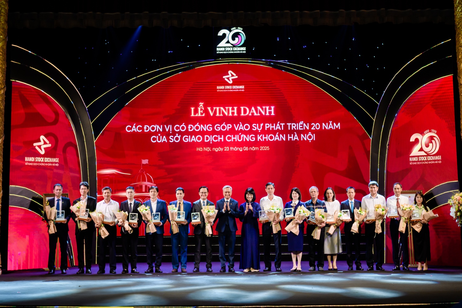 PVChem được vinh danh đơn vị đóng góp tiêu biểu cho sự phát triển của HNX”