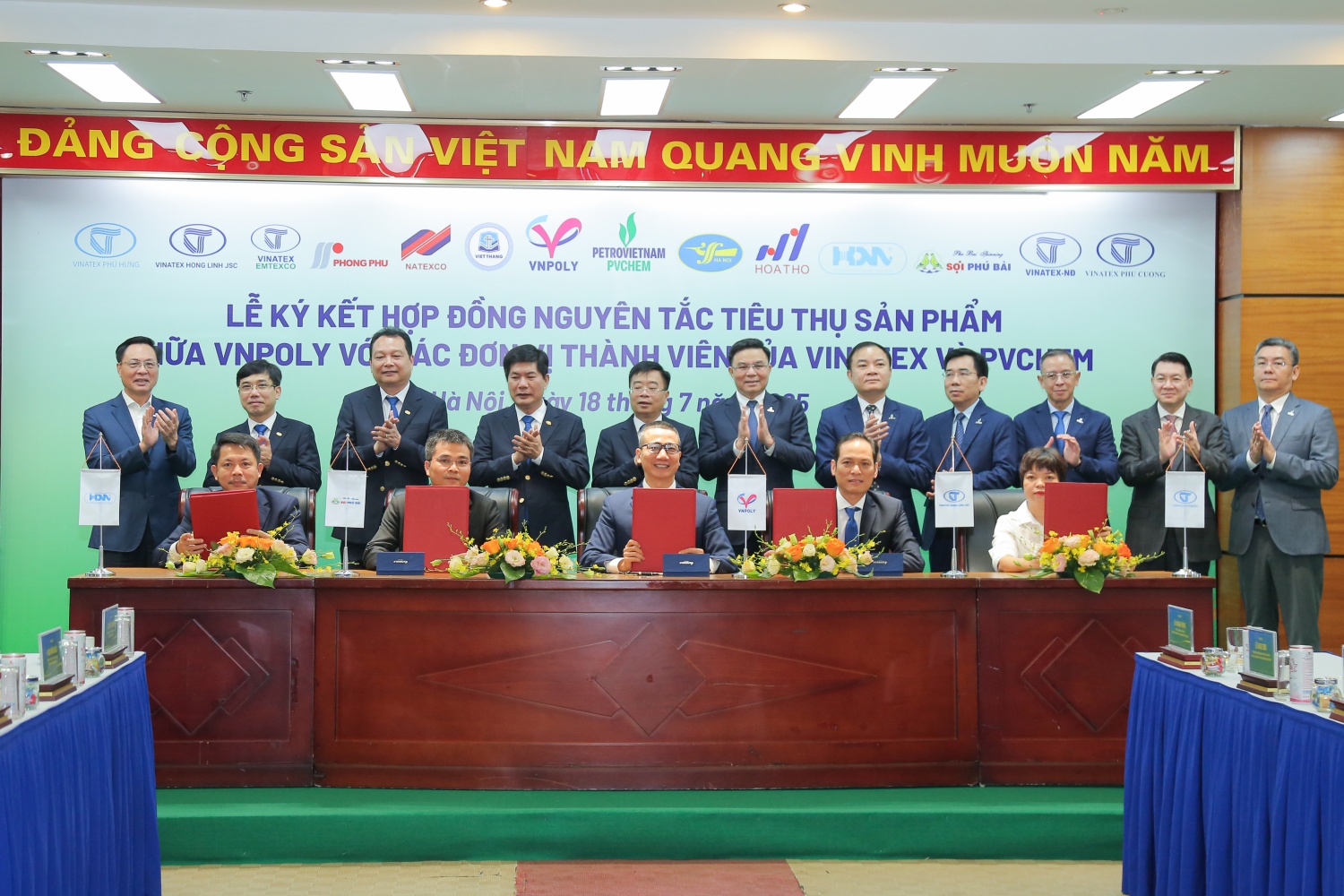 Petrovietnam - VINATEX tạo sự bền vững trong chuỗi cung ứng “hóa chất - xơ sợi - dệt may””