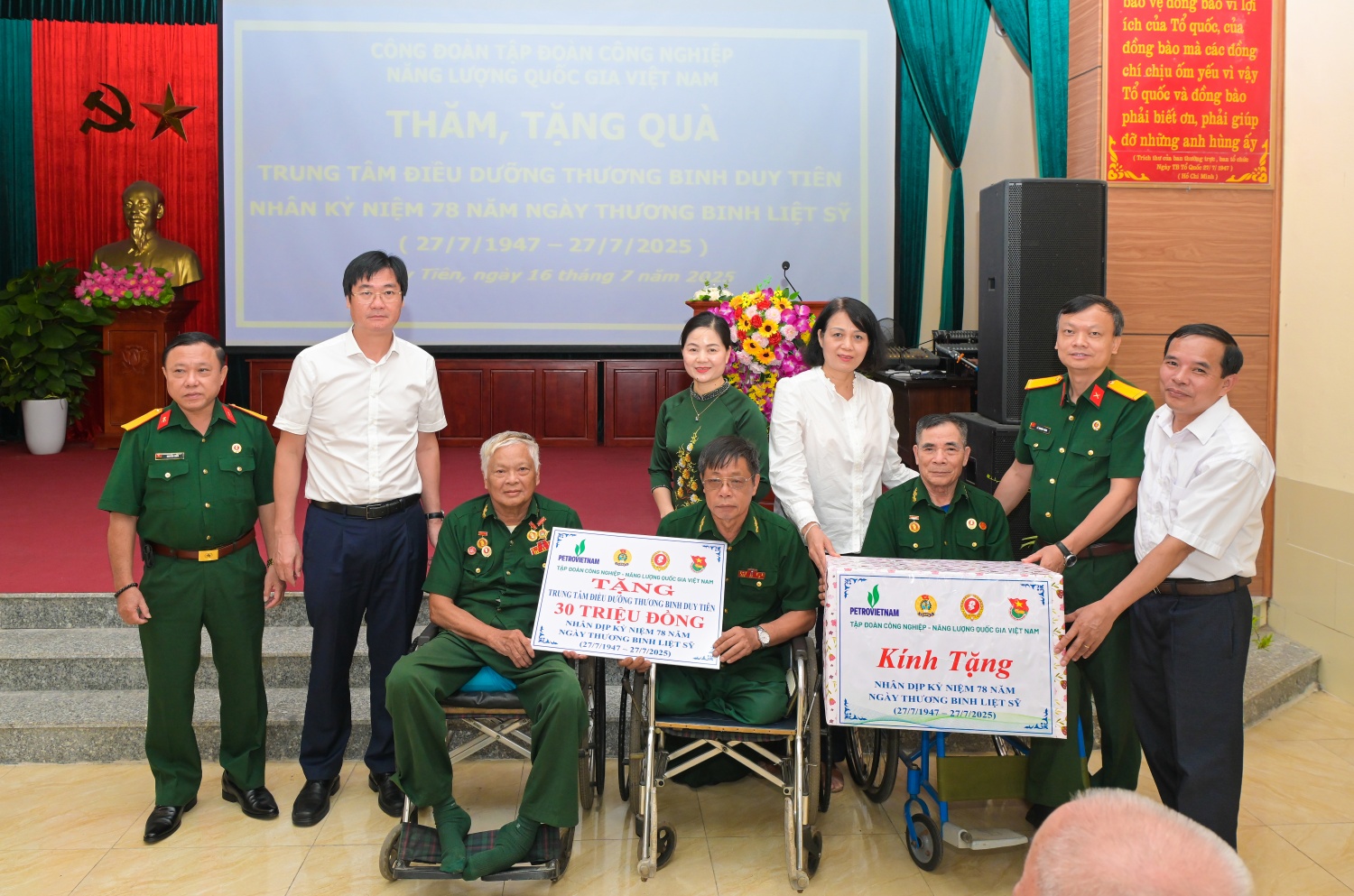 Hội CCB Petrovietnam thăm và tặng quà thương binh, con liệt sĩ công tác tại Trung ương Hội CCB Việt Nam”