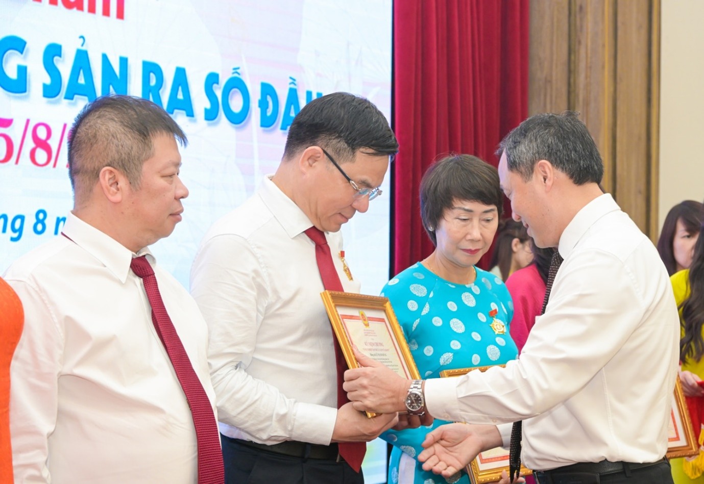 Chủ tịch HĐTV Petrovietnam Lê Mạnh Hùng được vinh danh với nhiều đóng góp cho Tạp chí Cộng sản