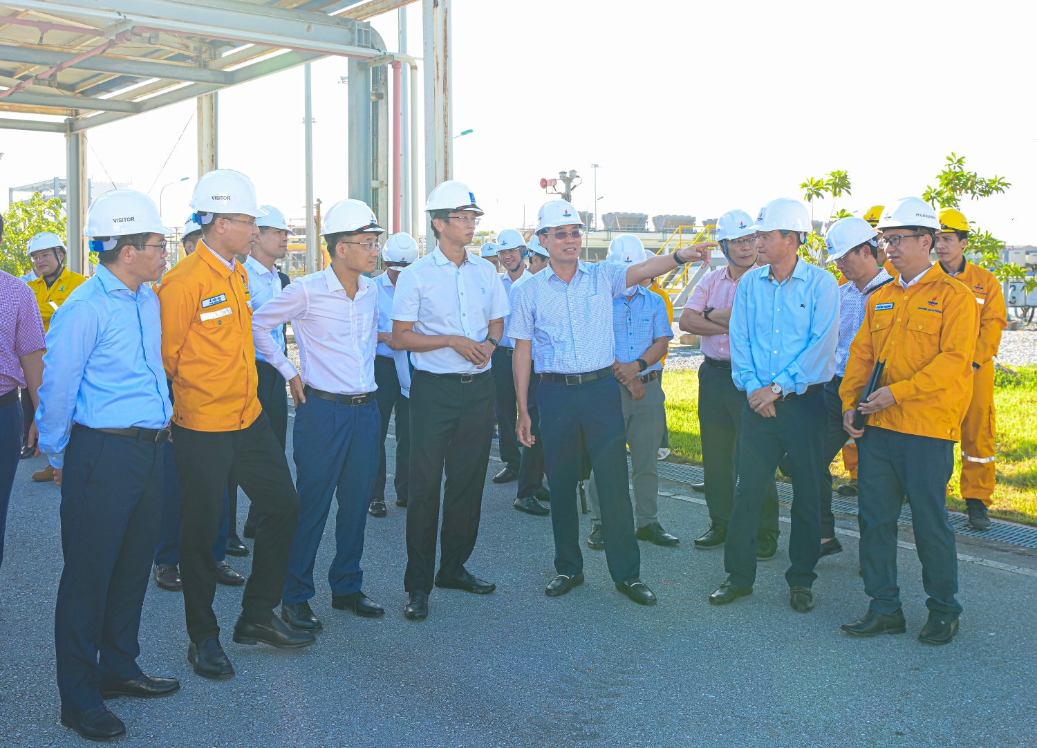 Lãnh đạo Petrovietnam và PV GAS khảo sát hoạt động và trồng cây lưu niệm tại Trung tâm Phân phối khí Tiền Hải”
