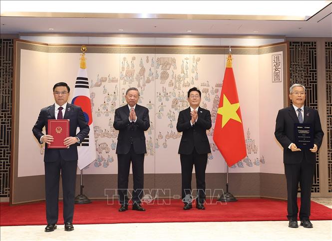 Tổng Bí thư Tô Lâm chứng kiến trao văn kiện hợp tác giữa Petrovietnam và Tập đoàn Điện lực Hàn Quốc”