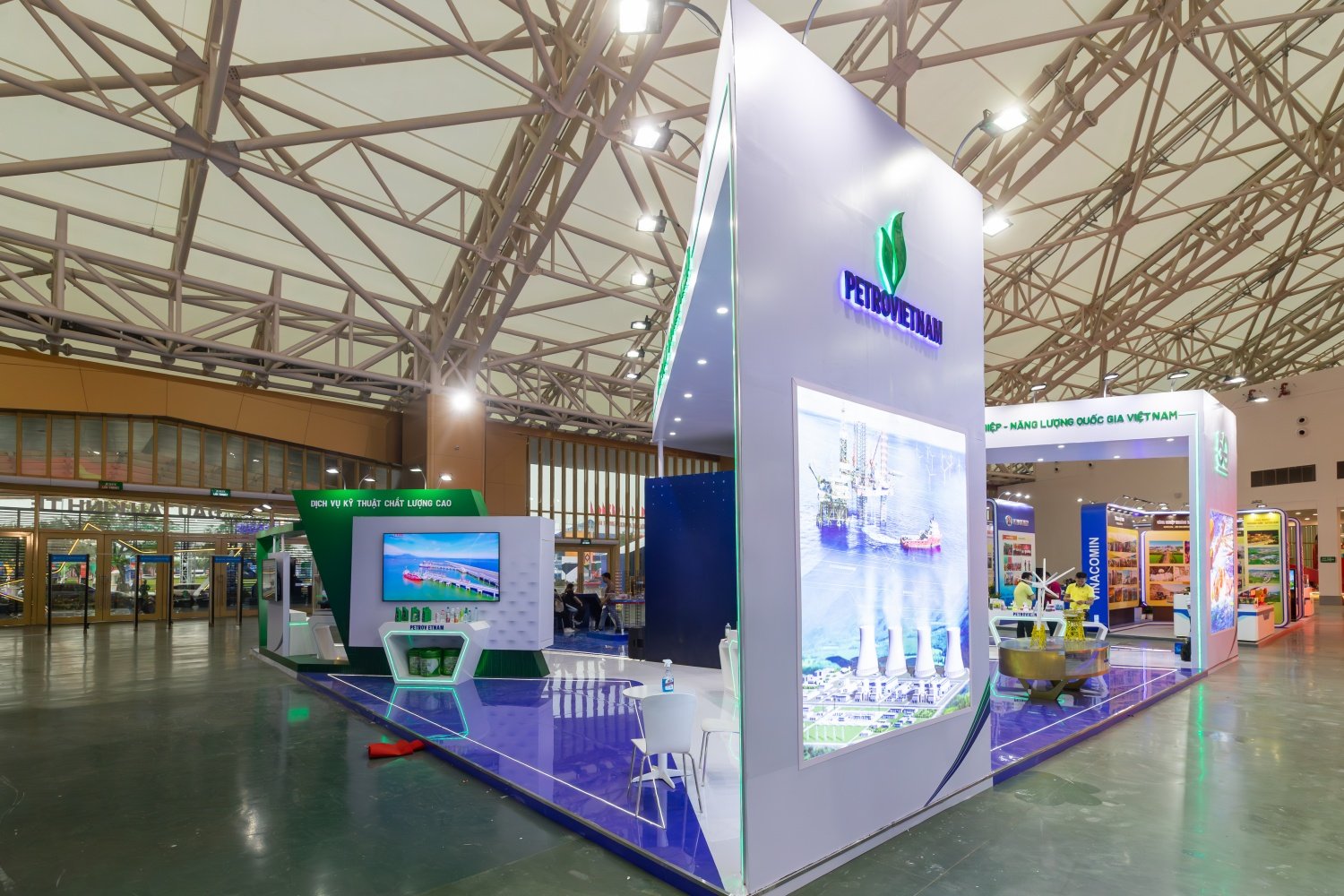Admire Petrovietnam's booth at the 2025 Socio-Economic Achievements Exhibition